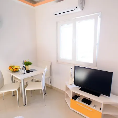 Apartman Lara *