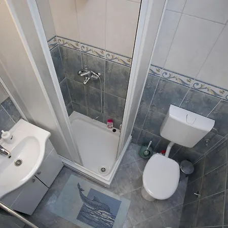 Lara Apartman *